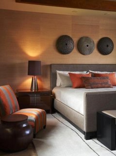 Dormitor amenajat in stil tropical cu decoratiuni simple si ieftine pe pereti dar de mare efect