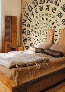 Perete cu tapet cu design interesant aplicat pe peretele din spatele patului