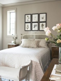 Peretele de deasupra tabliei de pat intr-un dormitor clasic traditional decorat cu sase tablouri ide