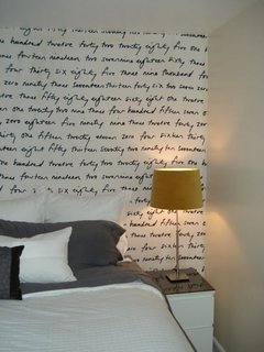 Dormitor accesorizat cu tapet tineresc si lampa ocru-galben