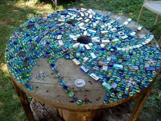 Masa din lemn placata cu bucatele de sticla colorata