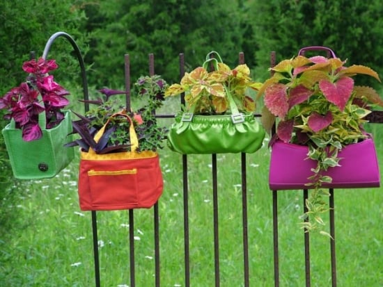 Posete reciclate cu flori agatate de gard in gradina