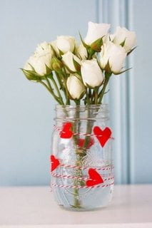 Decorarea unei vaze cu trandafiri pentru ziua indragostitilor