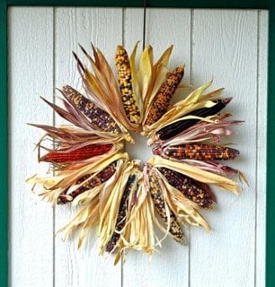 Coroana decorativa din stiuleti de porumb