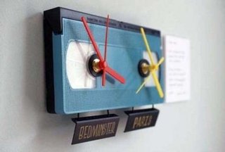Ceas de perete ce indica ora pentru diferite fusuri orare