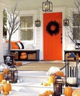 Exterior de casa amenajat pentru Halloween