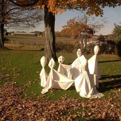Fantome dansand in jurul unui copac