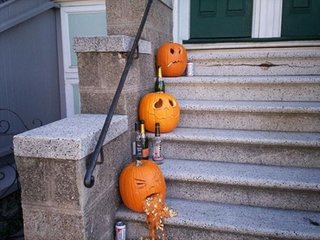 Idee pentru decorarea scarii exterioare pentru Halloween