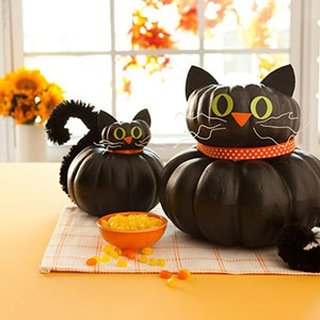 Decoratiuni pentru Halloweeen pisici negre confectionate din dovleci