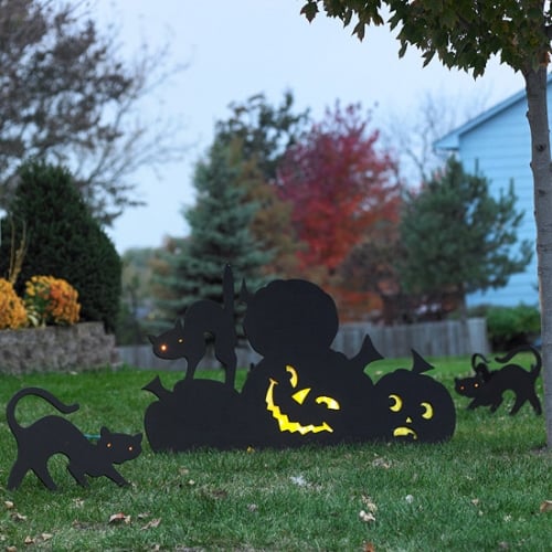 Figurine negre ca si decoratiuni pentru gradini pentru Halloween