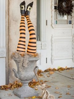 Urna cu vrajitoare decor inedit realizat pentru Halloween