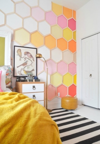 Fagure de albine colorat pe peretele de accent din dormitor