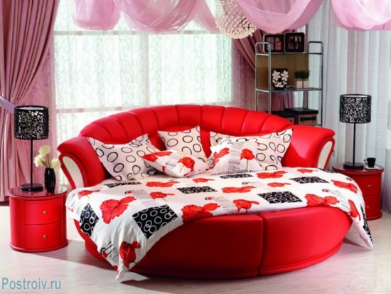 Dormitor cu decor rosu