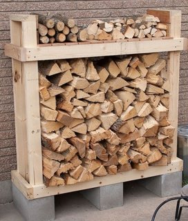 Stativ din boltari si palet de lemn transformat in suport pentru lemne de foc
