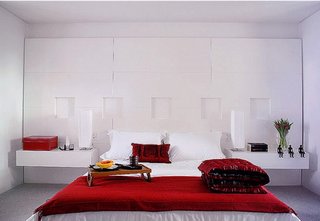 Dormitor alb cu accente si decoratiuni rosii