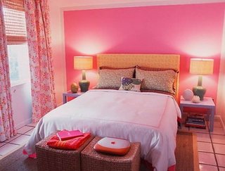 Dormitor cu perete de accent roz