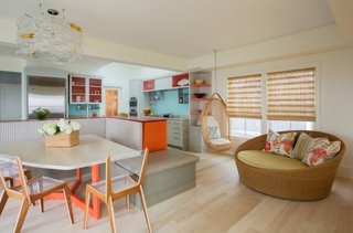 Zona open-space cu mobilier colorat