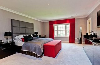 Dormitor mare cu decor rosu negru