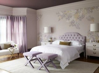 Dormitor intr-o combinatie de alb cu diferite tonuri de mov