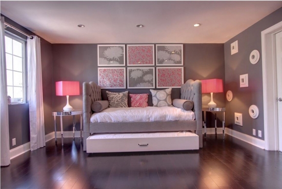 Dormitor cu parchet negru pereti gri si accesorii roz 