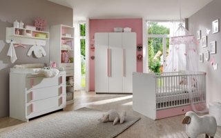 Dormitor fetita cu pereti gri mobila alba si accesorii roz