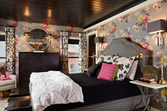 Dormitor gri cu roz pereti cu floricele