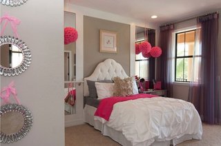 Dormitor modern gri cu roz si mobila alba
