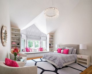 Dormitor modern roz cu gri si alb