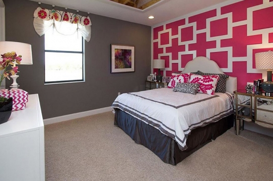 Dormitor pereti gri inchis si unul cu model roz cu alb