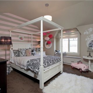 Dormitor romantic gri cu roz si mobila alba