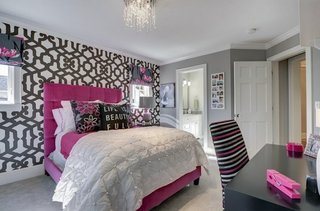 Dormitor roz cu gri mobila alba tapet pe un perete