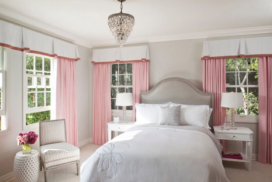 Pereti dormitor gri mobila alba accesorii roz