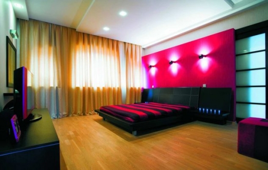 Decor dormitor roz cu negru