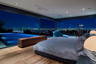Dormitor amenajat in stil minimalist modern cu vedere si iesire catre piscina