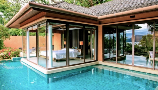 Dormitor in stil modern cu iesire direct catre piscina