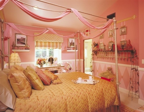 Dormitor mic zugravit in culoarea corai cu pat matrimonial si baldachin 