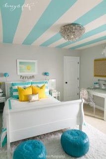 Camera pentru o adolescenta cu tavan inedit in dungi late albe cu albastru