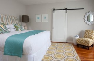 Dormitor alb cu accesorii textile galben si turcoaz