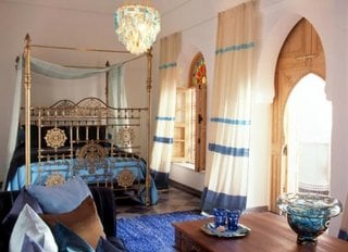 Covor albastru safir asortat cu perdelele in dormitor in stil marocan