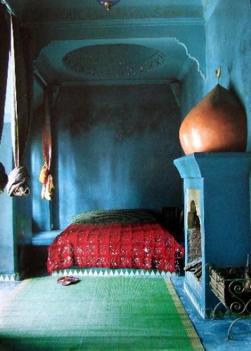 Dormitor clasic marocan cu albastru safir covor verde smarald si cuvertura de pat rosie