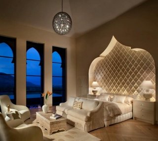 Dormitor cu arcada in stil marocan cu lumini in loc de tablie de pat