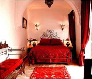 Dormitor cu elemente rosii in stil marocan