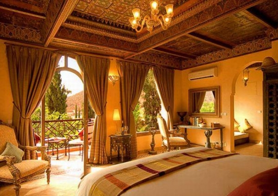 Dormitor cu tavan placat cu lemn pictat manual cu elemente decorative marocane