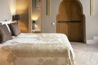 Dormitor de inspiratie marocana adaptat la culori moderne gri maro si crem