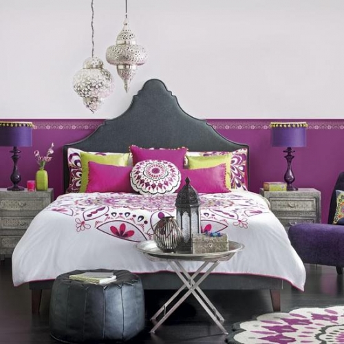 Dormitor lila deschis cu elemente marocane verzi si roz cireasa