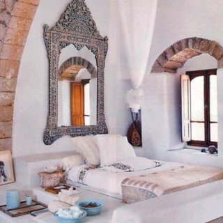 Dormitor mic amenajat cu oglinda sculptata in stil marocan