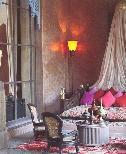 Dormitor zugravit in nuante pamantii si elemente de decor marocane
