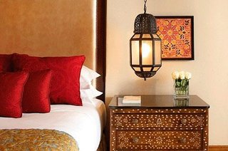 Perne din matase rosie pentru dormitor in stil marocan