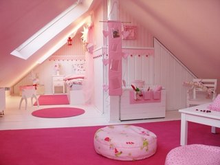 Camera la mansarda pentru fetita amenajata in roz cu alb