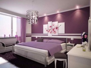 Dormitor modern cu mobila alba si pereti violet